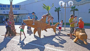 /images/images site/vignettes 300pix/sculptures/requin avec enfants v .jpg